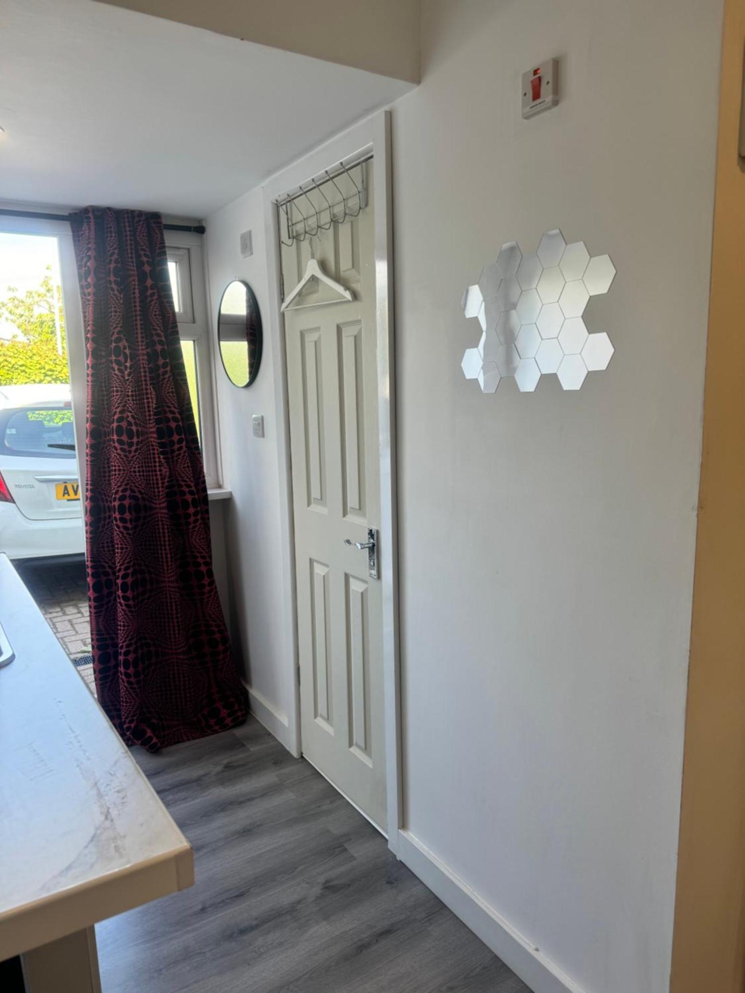 Enjoy The Comfort At Self-Contained Studio With Free Parking - Near Luton Airport Apartment Room photo