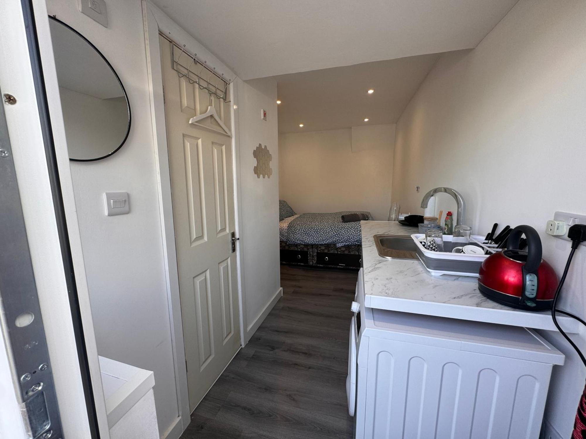 Enjoy The Comfort At Self-Contained Studio With Free Parking - Near Luton Airport Apartment Exterior photo